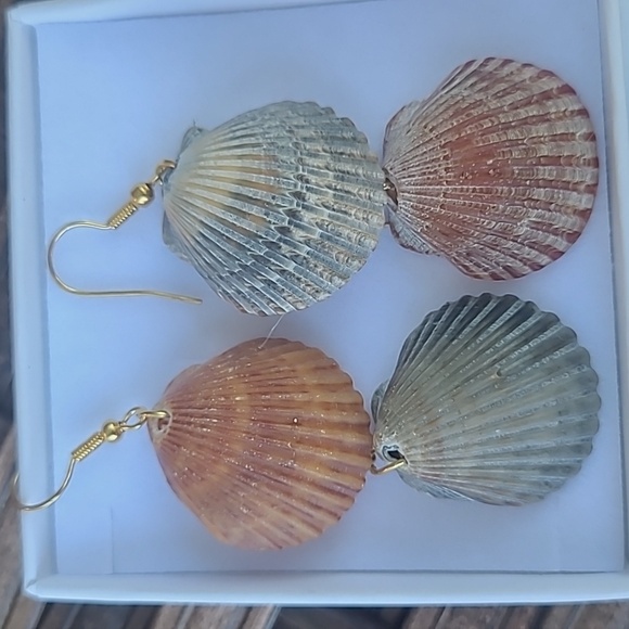 Shell earrings - Picture 3 of 3